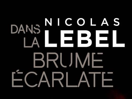 Dans la brume écarlate